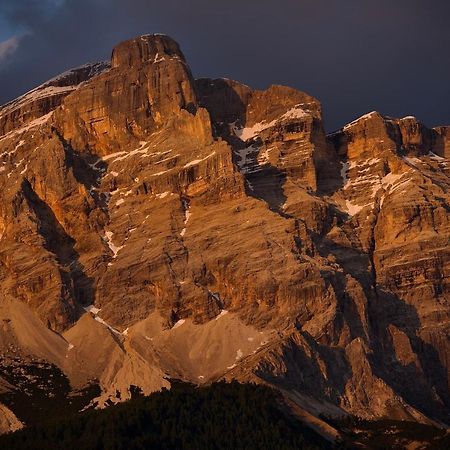 Ciasa Montanara Hotel La Villa  Bagian luar foto