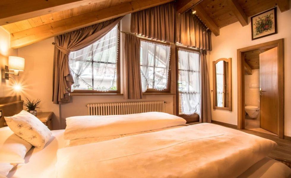 Ciasa Montanara Hotel La Villa  Bagian luar foto
