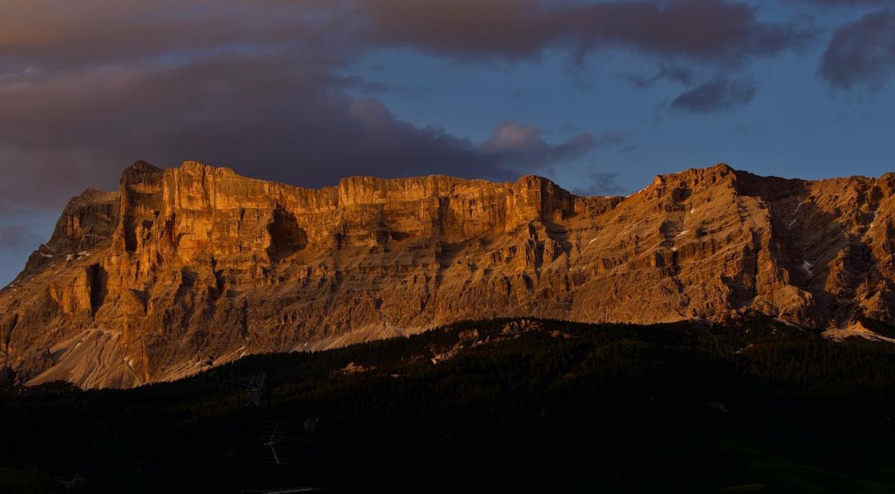 Ciasa Montanara Hotel La Villa  Bagian luar foto