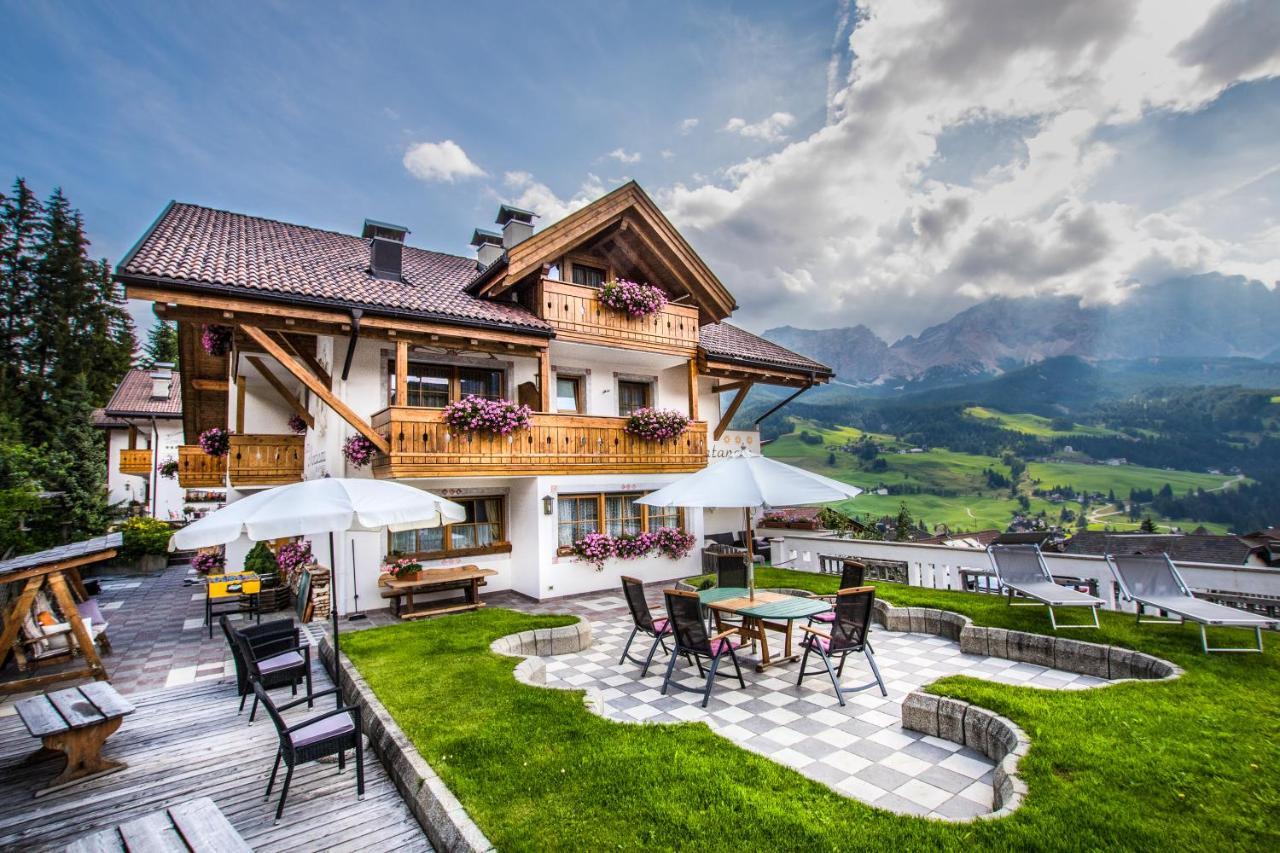 Ciasa Montanara Hotel La Villa  Bagian luar foto
