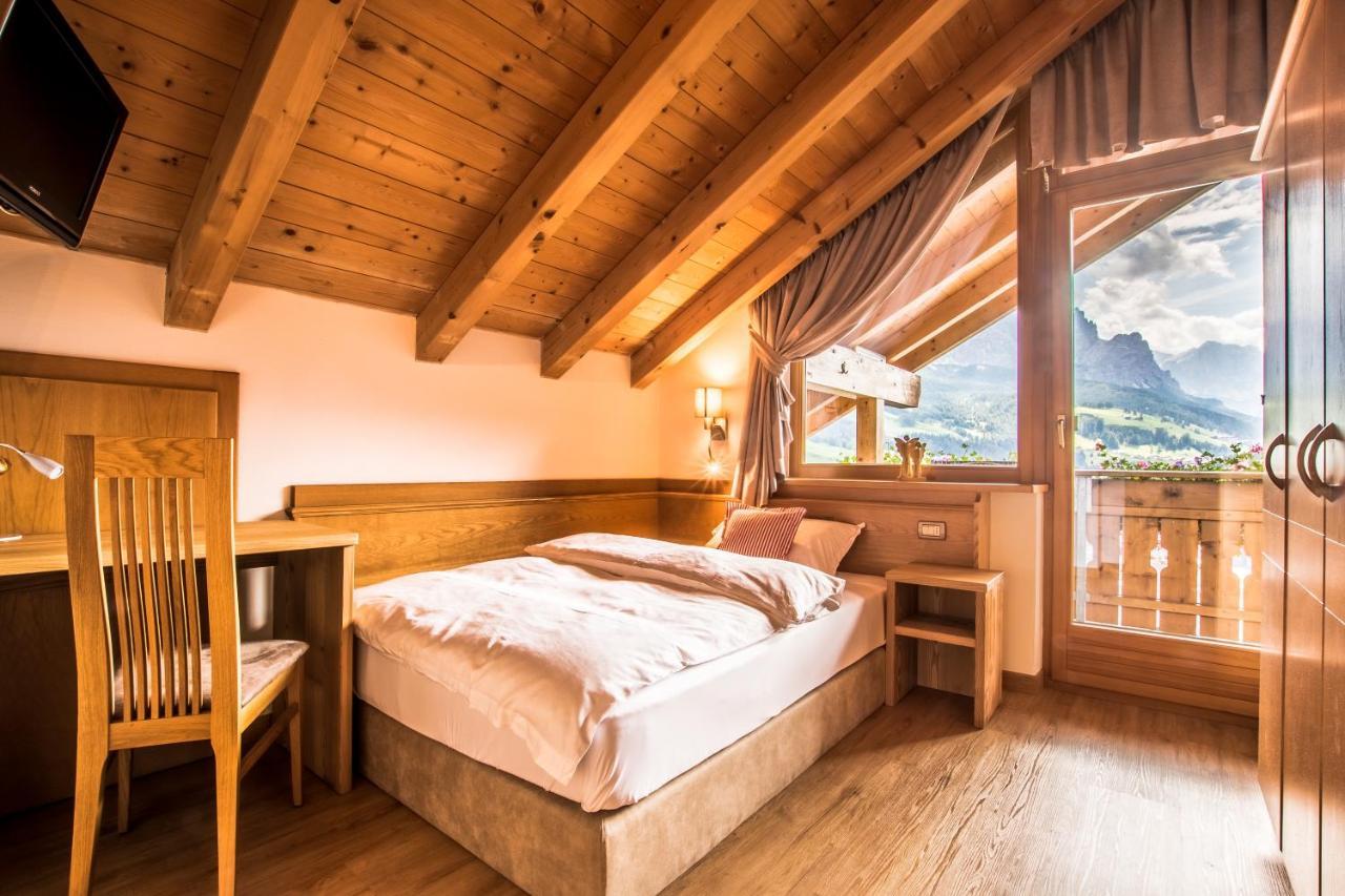 Ciasa Montanara Hotel La Villa  Bagian luar foto