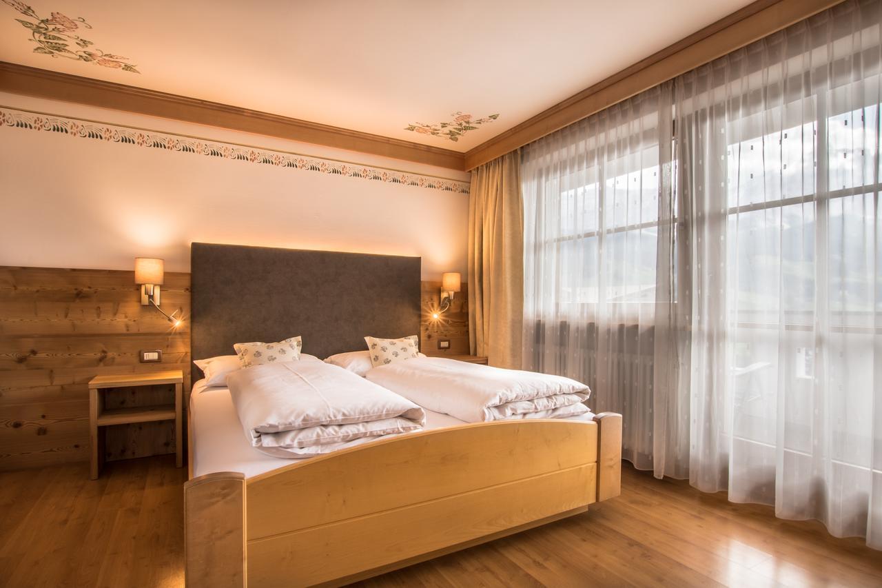 Ciasa Montanara Hotel La Villa  Bagian luar foto