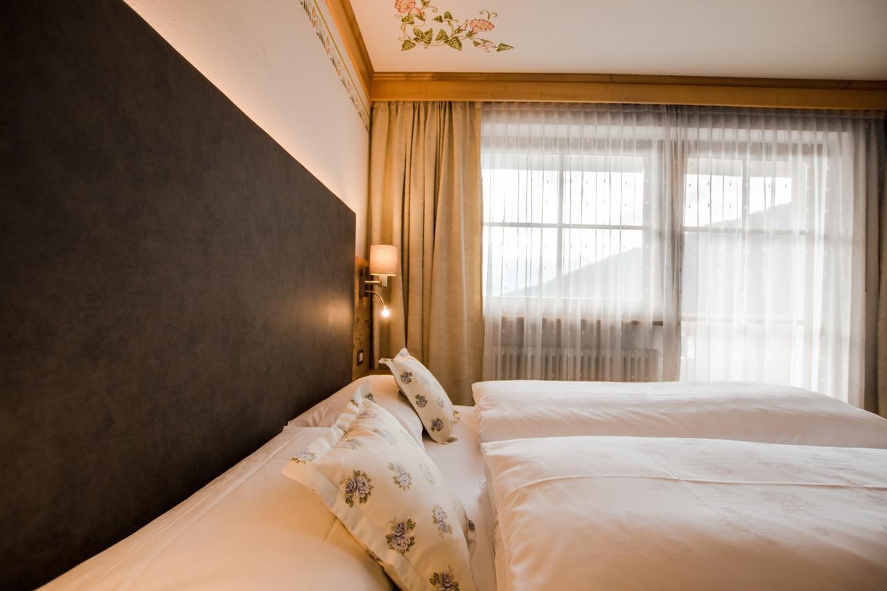 Ciasa Montanara Hotel La Villa  Bagian luar foto