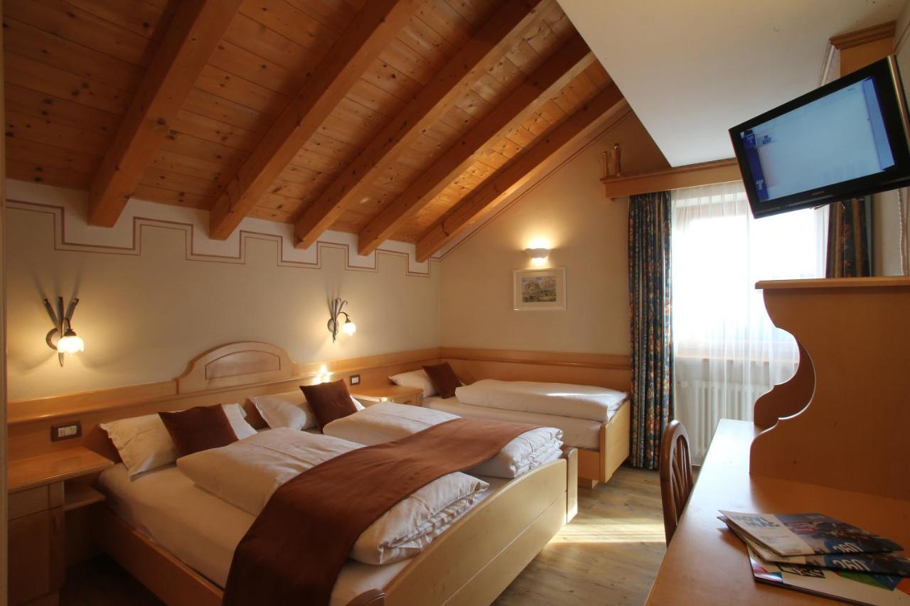 Ciasa Montanara Hotel La Villa  Bagian luar foto