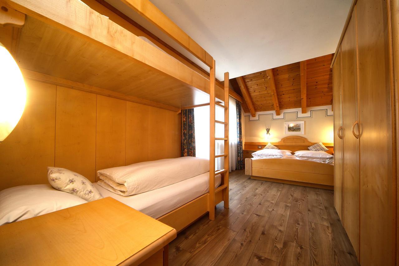 Ciasa Montanara Hotel La Villa  Bagian luar foto