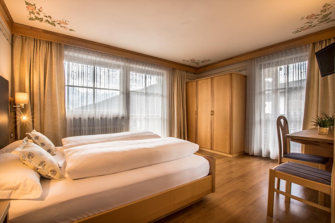 Ciasa Montanara Hotel La Villa  Bagian luar foto