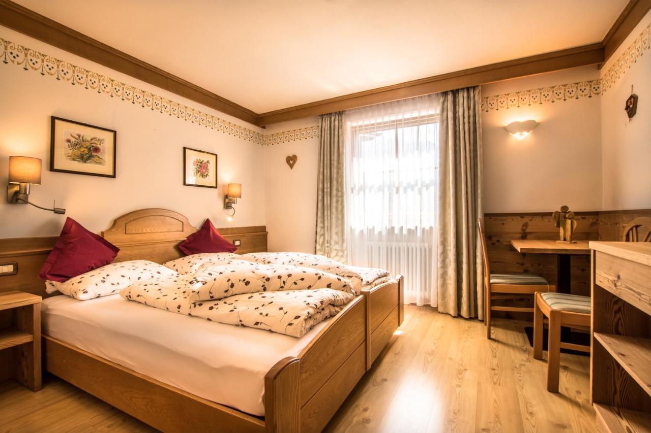 Ciasa Montanara Hotel La Villa  Bagian luar foto