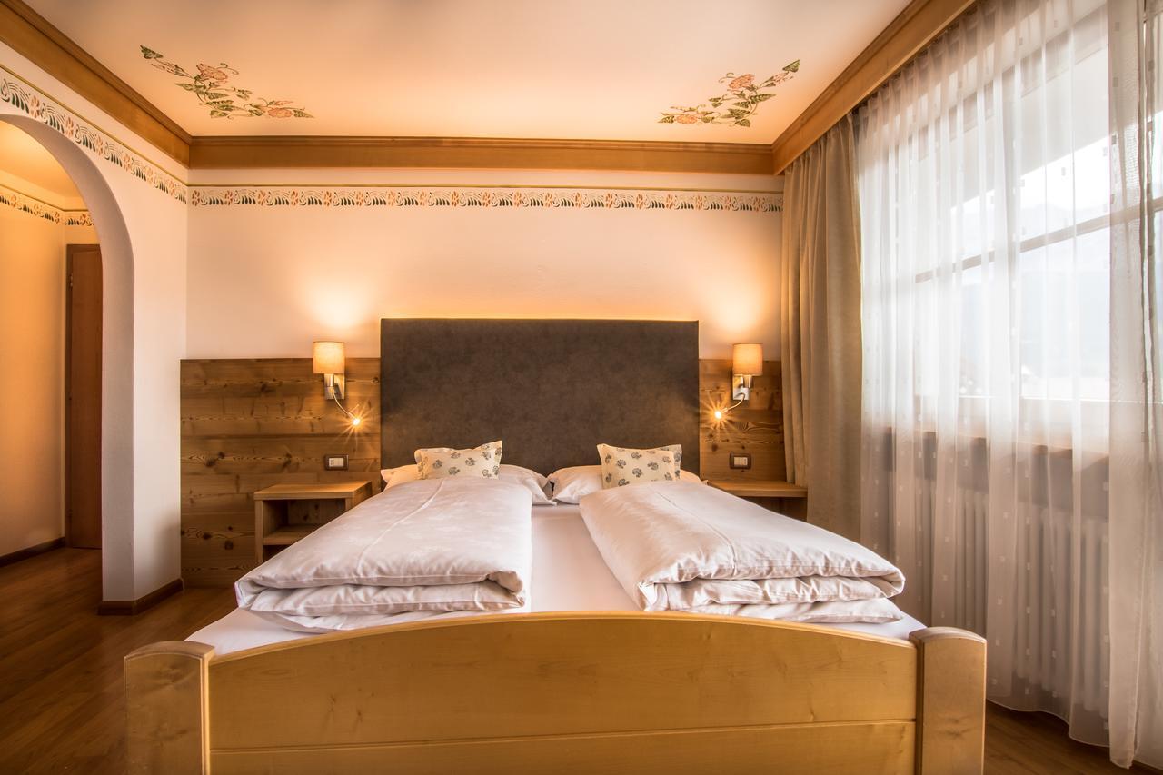 Ciasa Montanara Hotel La Villa  Bagian luar foto