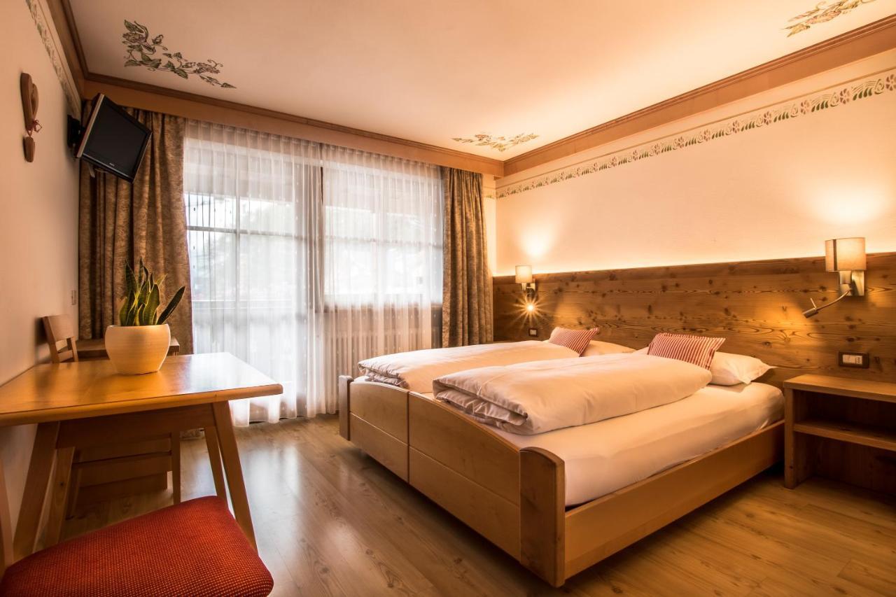 Ciasa Montanara Hotel La Villa  Bagian luar foto