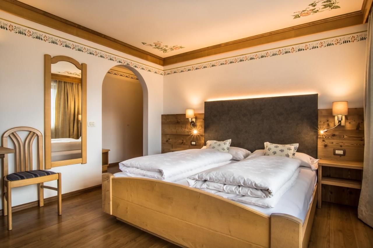 Ciasa Montanara Hotel La Villa  Bagian luar foto