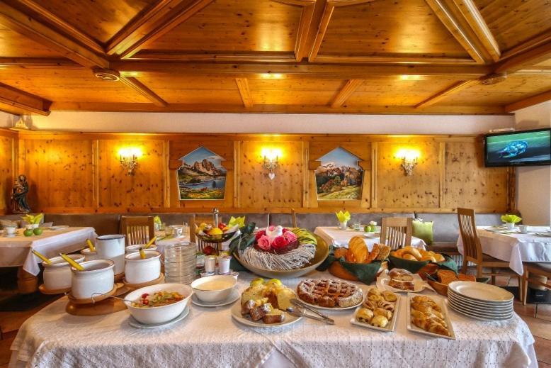 Ciasa Montanara Hotel La Villa  Bagian luar foto